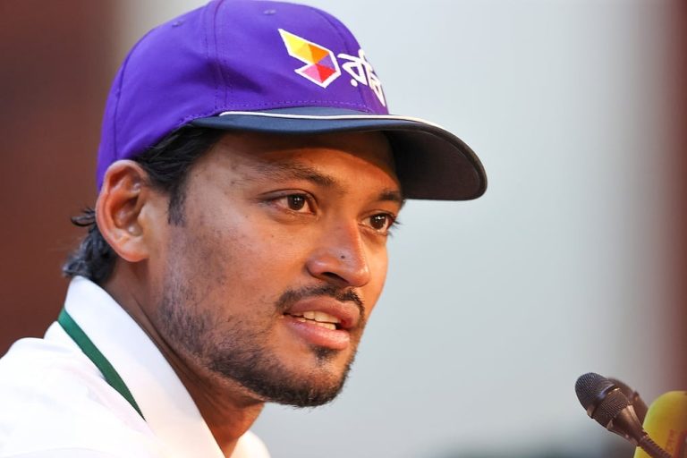 আম্পায়ারস কল পক্ষে না আসায় কিছুটা হতাশ অধিনায়ক নাজমুল