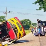 হেলপারকে দিয়ে বাস চালানোয় আমতলীতে উল্টে আহত ২৯