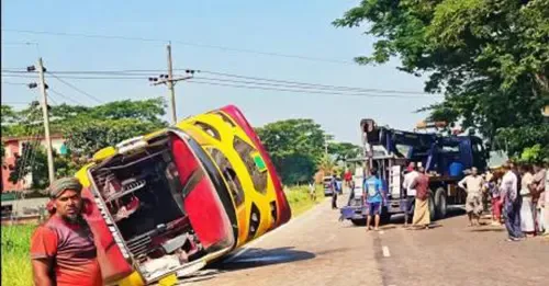 হেলপারকে দিয়ে বাস চালানোয় আমতলীতে উল্টে আহত ২৯