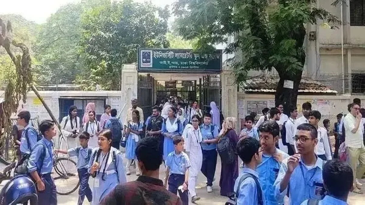 টানা ছুটি শেষে খুলেছে প্রাথমিক ও মাধ্যমিক বিদ্যালয়