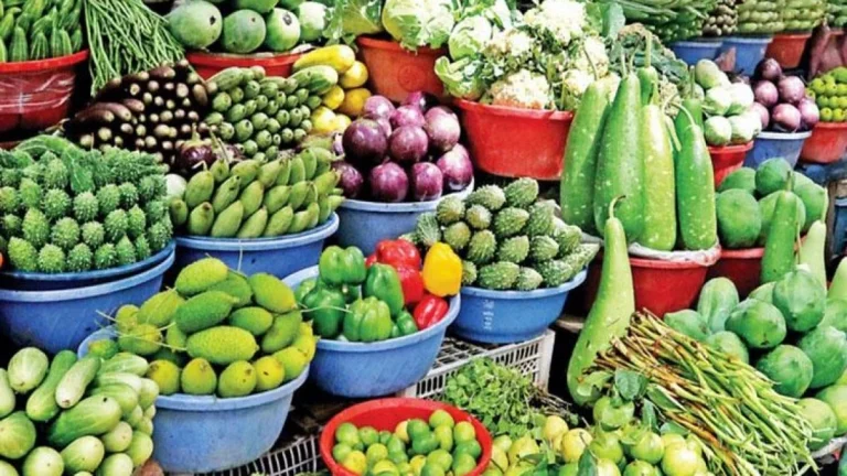 শীতের সবজি বাজারে এলেও চড়া দাম, অস্বস্তিতে ক্রেতারা