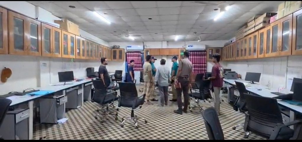 হাজারীবাগে কুরিয়ার সার্ভিসে হামলা: মামলার বাদীকে হত্যার হুমকি