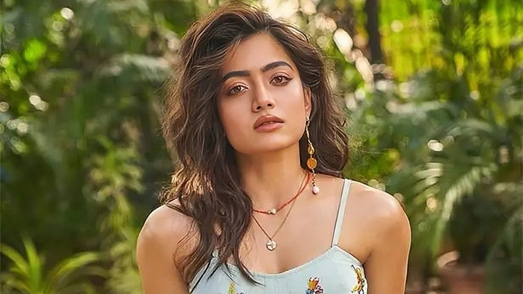 খোলামেলা পোশাকে অস্বস্তির কথা জানালেন রাশমিকা মান্দানা