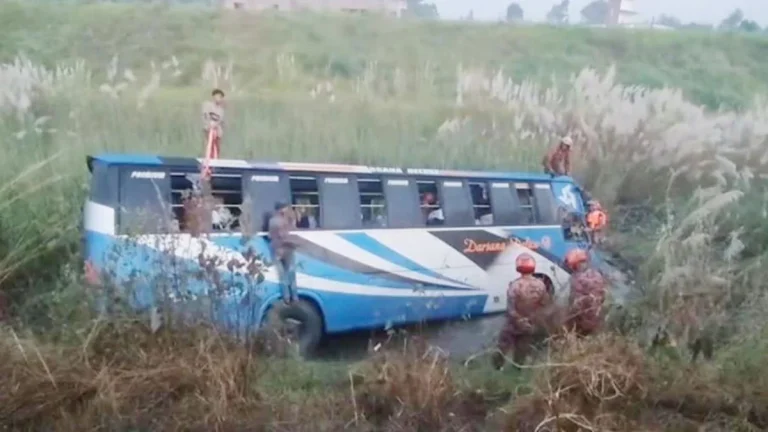 মুন্সীগঞ্জে বাস খাদে, নিহত ৩