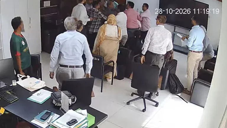 আইইডিসিআর পরিচালকের কার্যালয়ে ঢুকে মারধরের অভিযোগ ড্যাবের বিরুদ্ধে